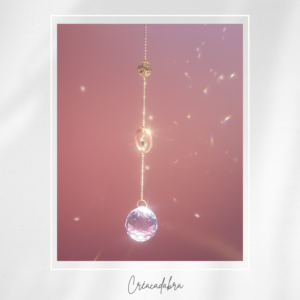 Attrape-soleil artisanal « Éclats Célestes » – Gros cristal sphère et breloques astres