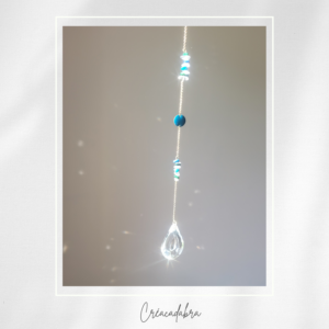 Attrape-soleil artisanal « Rêve bleu » – Cristal épuré et perles marines