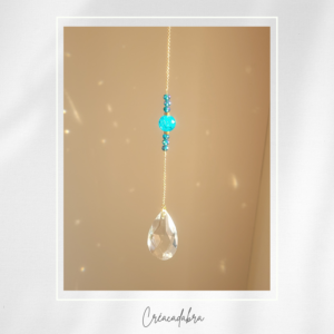 Attrape-soleil artisanal « Éclat Doré & Bleu » – Cristal goutte et perles élégantes