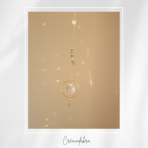 Attrape-soleil artisanal «Reflet de nature lumineuse» – Cristal sphère et breloques printanières