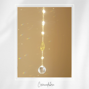 Attrape-soleil artisanal « Rêve du Lotus Nacré » – Cristal pur et fleur de lotus, perles nacrées sur fils dorés