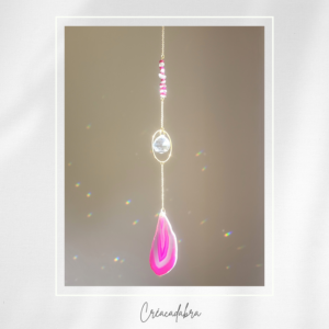 Attrape-soleil artisanal « Agate Enchantée » – Cristal pur, agate teintée fushia